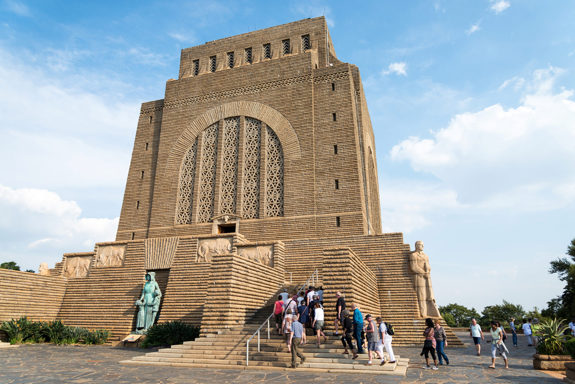 https://mdw-travel-data-us-east-1.s3.amazonaws.com/img/country/South-Africa/Voortrekker-Monument/img_03.jpg