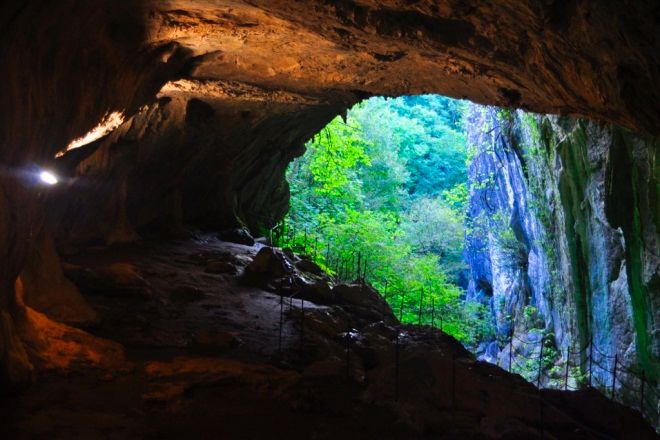 https://mdw-travel-data-us-east-1.s3.amazonaws.com/img/country/South-Africa/Wonderwerk-Cave/img_01.jpg