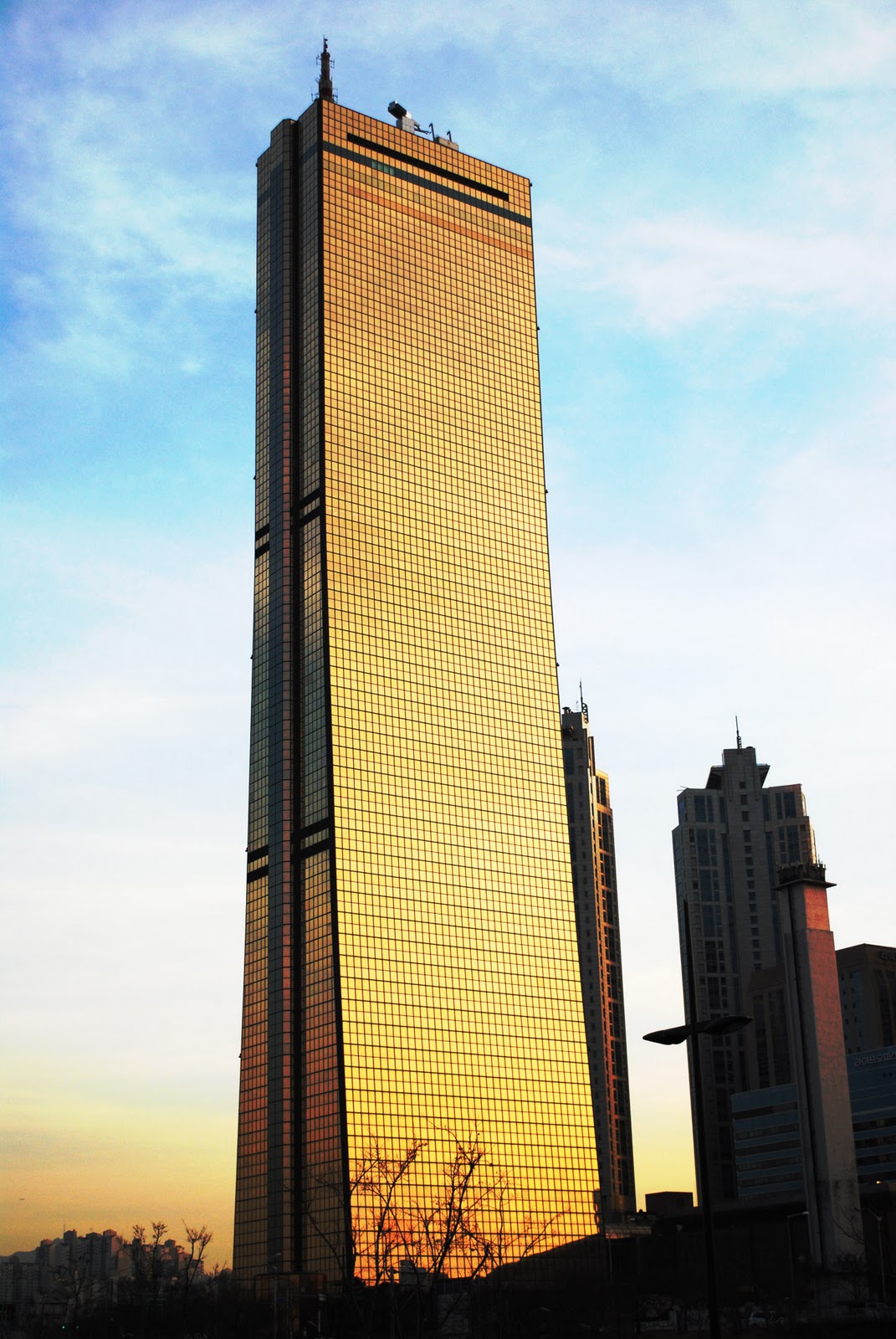 https://mdw-travel-data-us-east-1.s3.amazonaws.com/img/country/South-Korea/63-Building/img_02.jpg