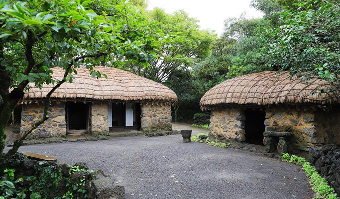 https://mdw-travel-data-us-east-1.s3.amazonaws.com/img/country/South-Korea/Ajatap-Folk-Village/img_01.jpg