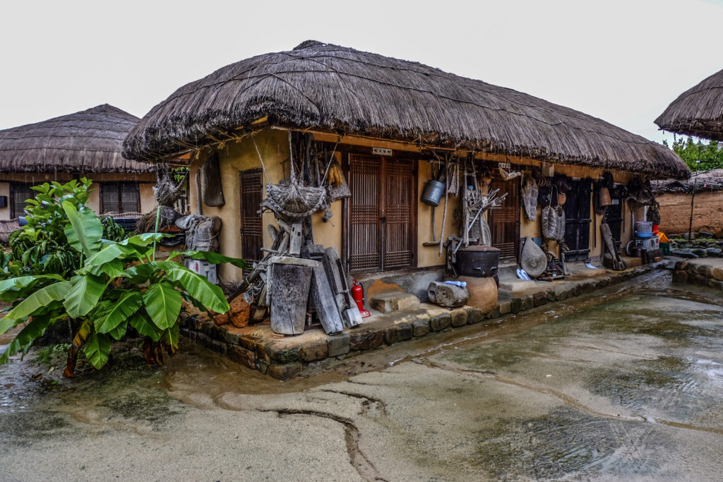 https://mdw-travel-data-us-east-1.s3.amazonaws.com/img/country/South-Korea/Andong-Hahoe-Folk-Village/img_00.jpg