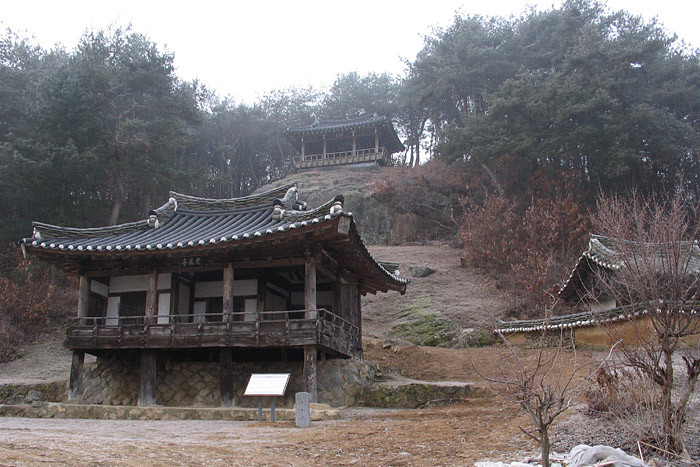 https://mdw-travel-data-us-east-1.s3.amazonaws.com/img/country/South-Korea/Andong-Imcheonggak-Pavilion/img_03.jpg