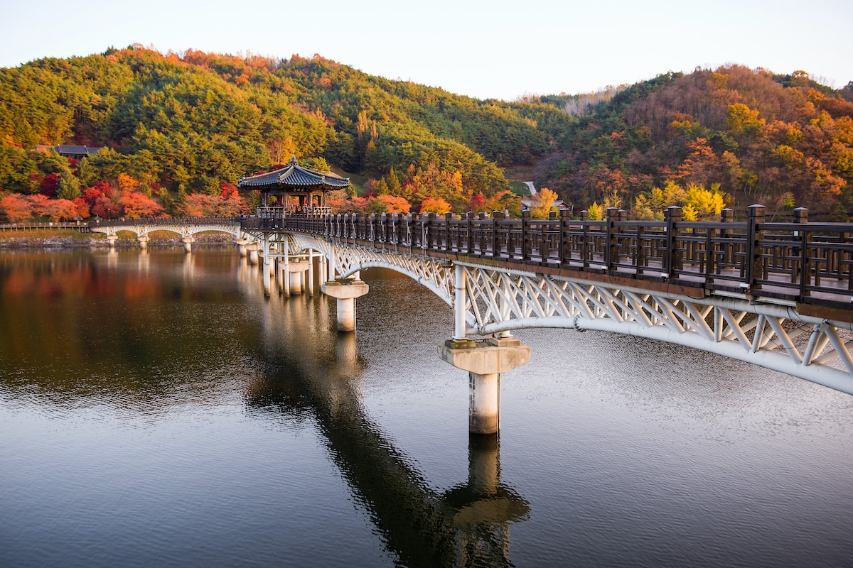 https://mdw-travel-data-us-east-1.s3.amazonaws.com/img/country/South-Korea/Andong-Woryeonggyo-Bridge/img_00.jpg