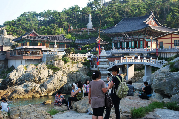 https://mdw-travel-data-us-east-1.s3.amazonaws.com/img/country/South-Korea/Beomeosa-Temple/img_02.jpg