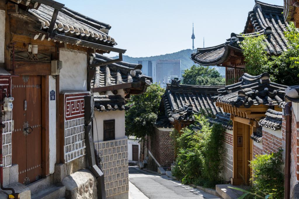https://mdw-travel-data-us-east-1.s3.amazonaws.com/img/country/South-Korea/Bukchon-Hanok-Village/img_01.jpg