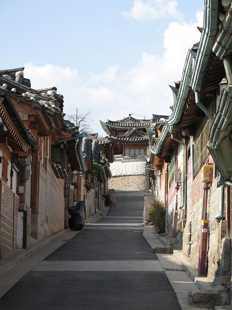 https://mdw-travel-data-us-east-1.s3.amazonaws.com/img/country/South-Korea/Bukchon-Hanok-Village/img_02.jpg