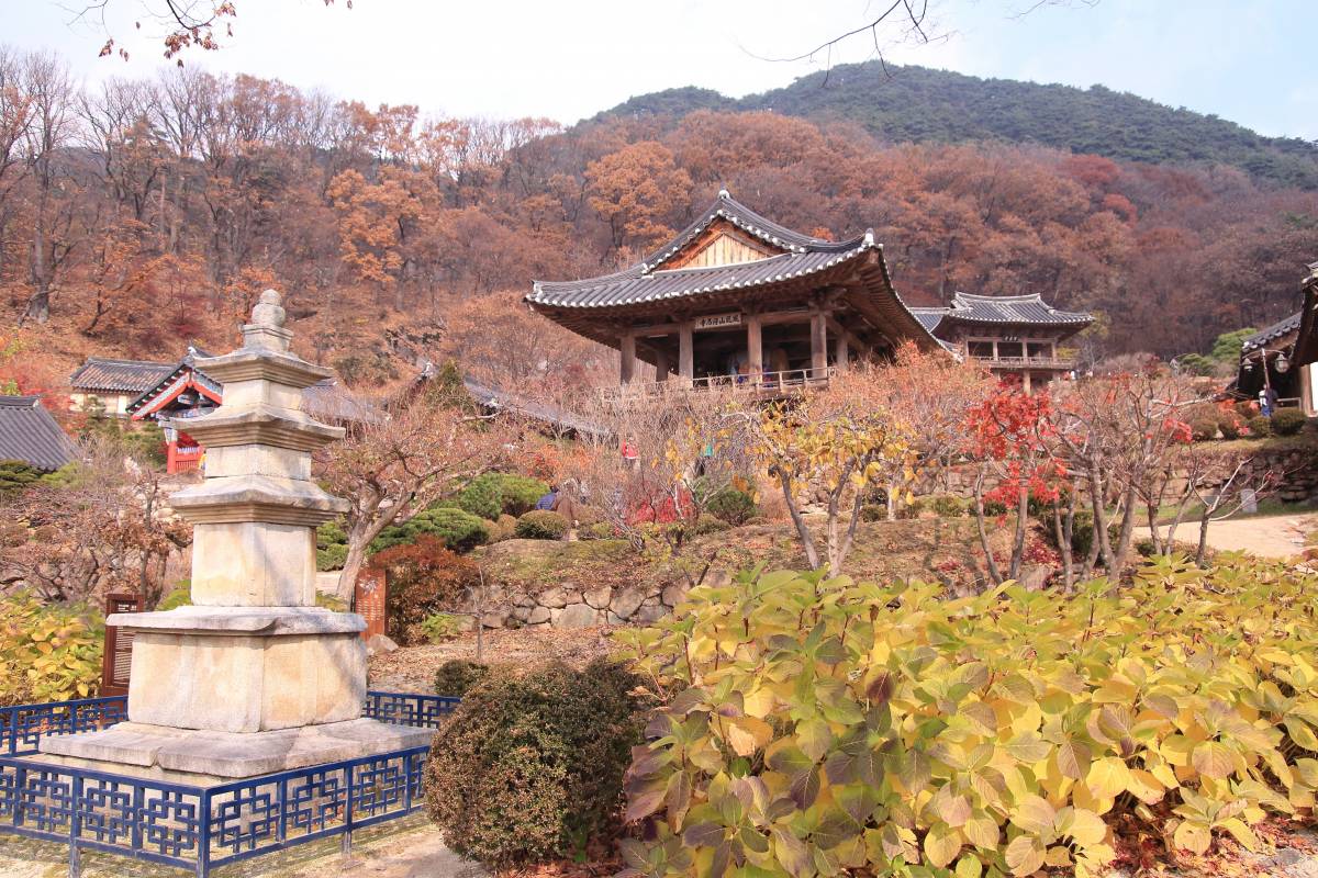 https://mdw-travel-data-us-east-1.s3.amazonaws.com/img/country/South-Korea/Buseoksa-Temple/img_03.jpg