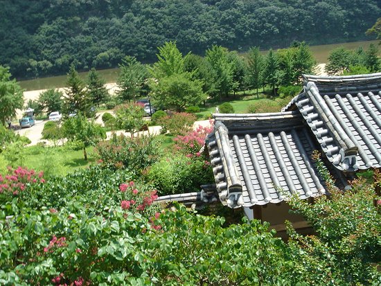 https://mdw-travel-data-us-east-1.s3.amazonaws.com/img/country/South-Korea/Byeongsanseowon-Confucian-Academy/img_01.jpg