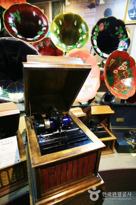https://mdw-travel-data-us-east-1.s3.amazonaws.com/img/country/South-Korea/Charmsori-Gramophone-&-Edison-Science-Museum/img_03.jpg