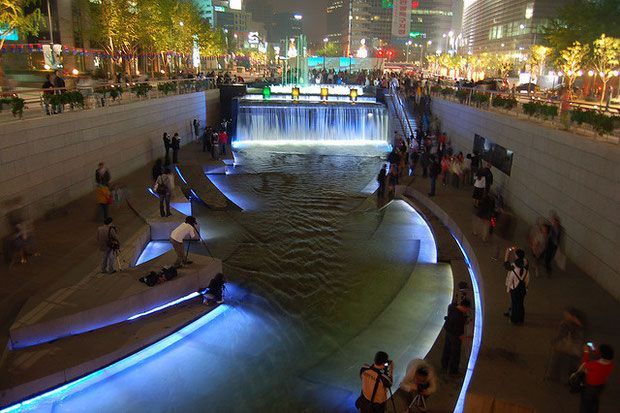https://mdw-travel-data-us-east-1.s3.amazonaws.com/img/country/South-Korea/Cheonggyecheon-Stream/img_02.jpg