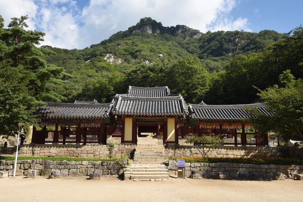 https://mdw-travel-data-us-east-1.s3.amazonaws.com/img/country/South-Korea/Cheongpyeongsa-Temple/img_00.jpg