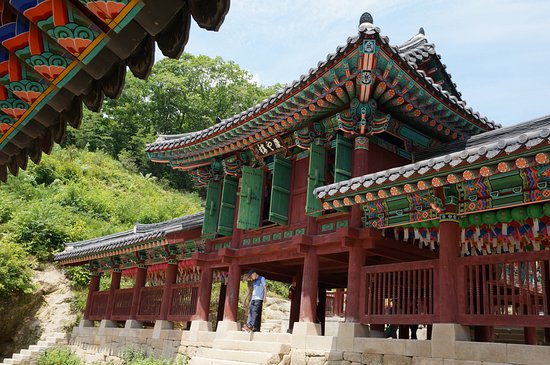 https://mdw-travel-data-us-east-1.s3.amazonaws.com/img/country/South-Korea/Cheongpyeongsa-Temple/img_02.jpg
