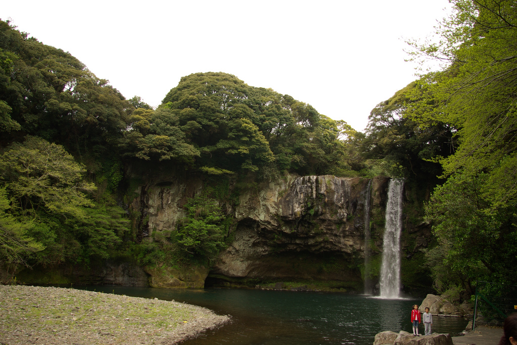 https://mdw-travel-data-us-east-1.s3.amazonaws.com/img/country/South-Korea/Cheonjiyeon-Waterfall/img_03.jpg