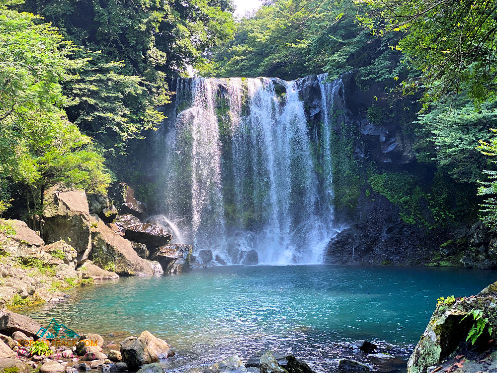 https://mdw-travel-data-us-east-1.s3.amazonaws.com/img/country/South-Korea/Cheonjiyeon-Waterfall/img_05.jpg