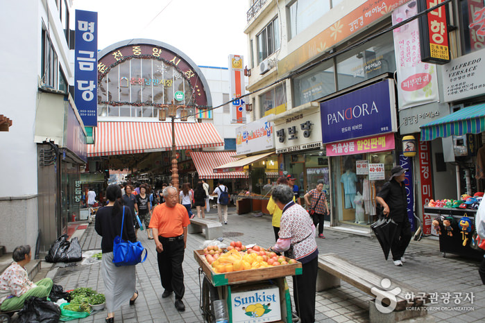 https://mdw-travel-data-us-east-1.s3.amazonaws.com/img/country/South-Korea/Chuncheon-Romantic-Market/img_02.jpg