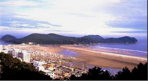https://mdw-travel-data-us-east-1.s3.amazonaws.com/img/country/South-Korea/Dadaepo-Beach/img_02.jpg