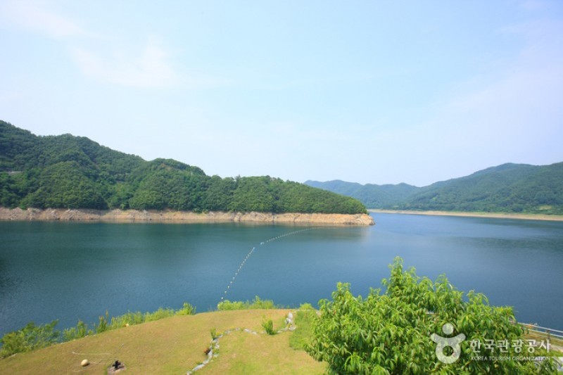 https://mdw-travel-data-us-east-1.s3.amazonaws.com/img/country/South-Korea/Daecheongho-Lake/img_03.jpg