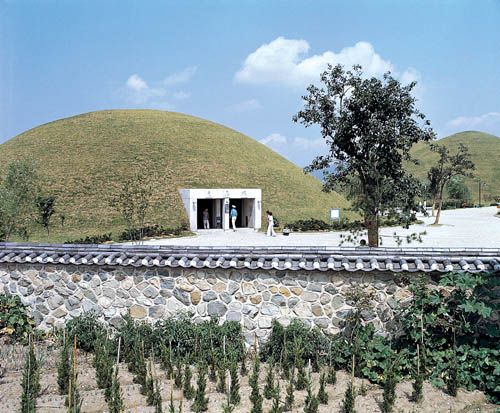 https://mdw-travel-data-us-east-1.s3.amazonaws.com/img/country/South-Korea/Daereungwon-Tomb-Complex/img_03.jpg