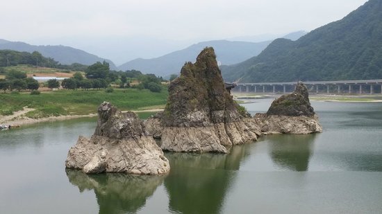 https://mdw-travel-data-us-east-1.s3.amazonaws.com/img/country/South-Korea/Dodamsambong-Peaks/img_03.jpg