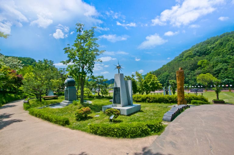 https://mdw-travel-data-us-east-1.s3.amazonaws.com/img/country/South-Korea/Dodong-Seowon/img_03.jpg