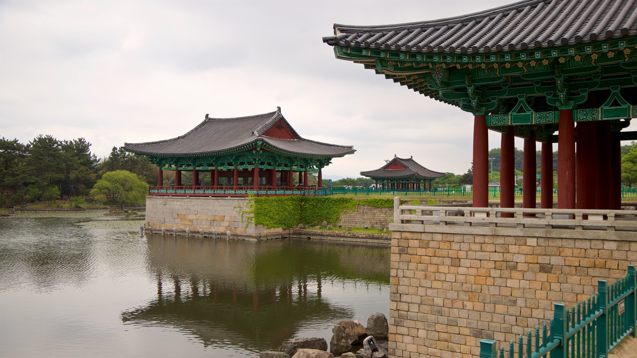 https://mdw-travel-data-us-east-1.s3.amazonaws.com/img/country/South-Korea/Donggung-Palace-and-Wolji-Pond/img_00.jpg