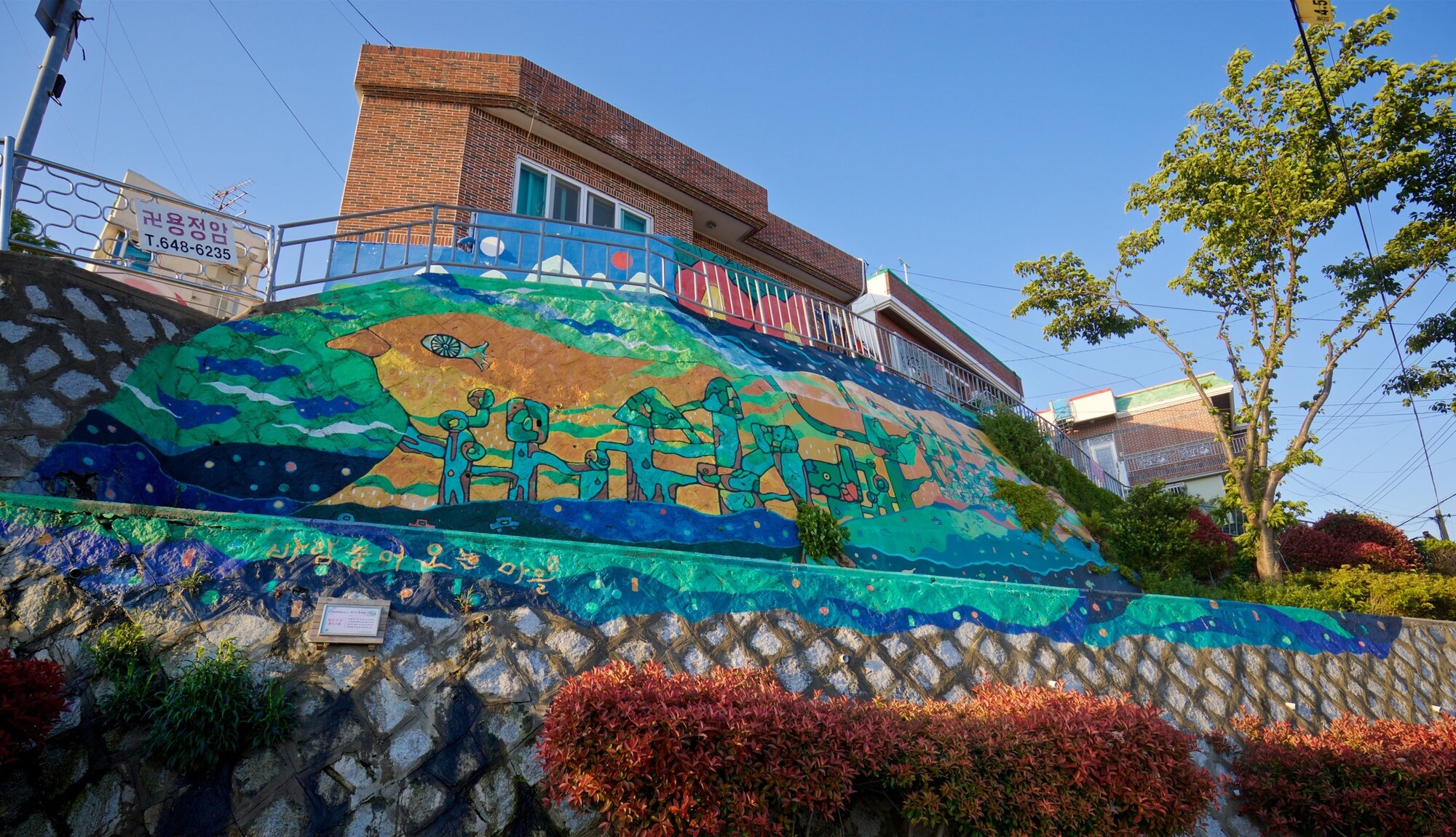 https://mdw-travel-data-us-east-1.s3.amazonaws.com/img/country/South-Korea/Dongpirang-Wall-Painting-Village/img_02.jpg