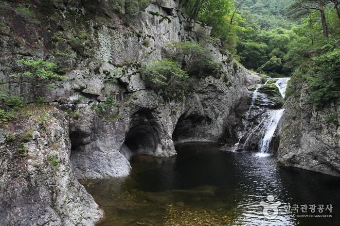 https://mdw-travel-data-us-east-1.s3.amazonaws.com/img/country/South-Korea/Eongtto-Falls/img_02.jpg