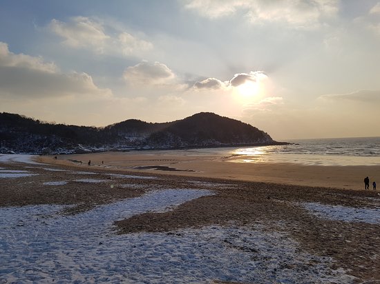 https://mdw-travel-data-us-east-1.s3.amazonaws.com/img/country/South-Korea/Eurwangni-Beach/img_03.jpg