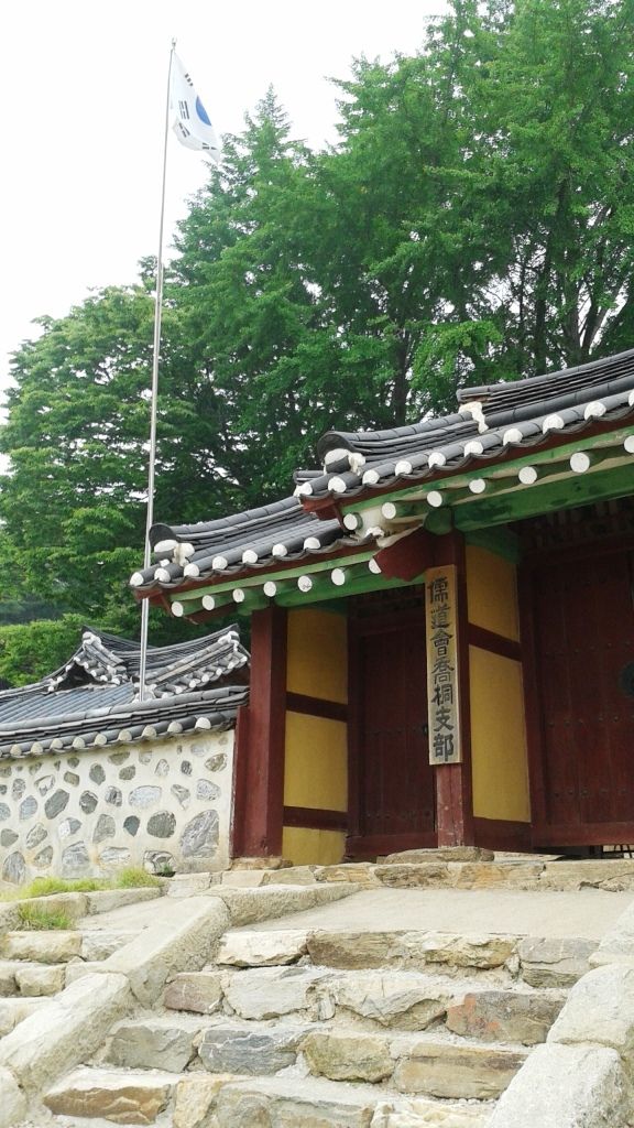 https://mdw-travel-data-us-east-1.s3.amazonaws.com/img/country/South-Korea/GYODONG-MURAL-VILLAGE/img_00.jpg