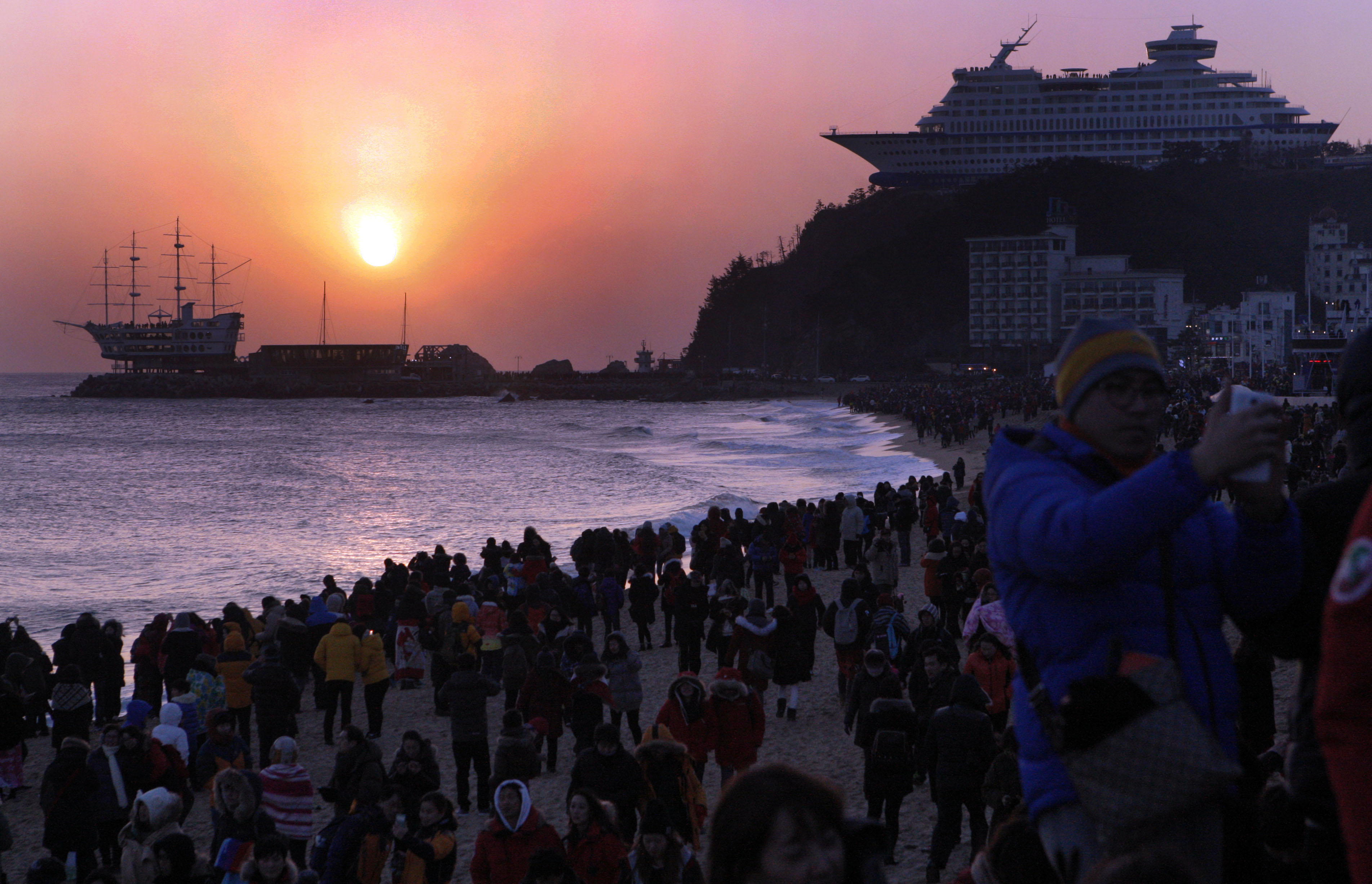 https://mdw-travel-data-us-east-1.s3.amazonaws.com/img/country/South-Korea/Gangdong-Beach/img_03.jpg