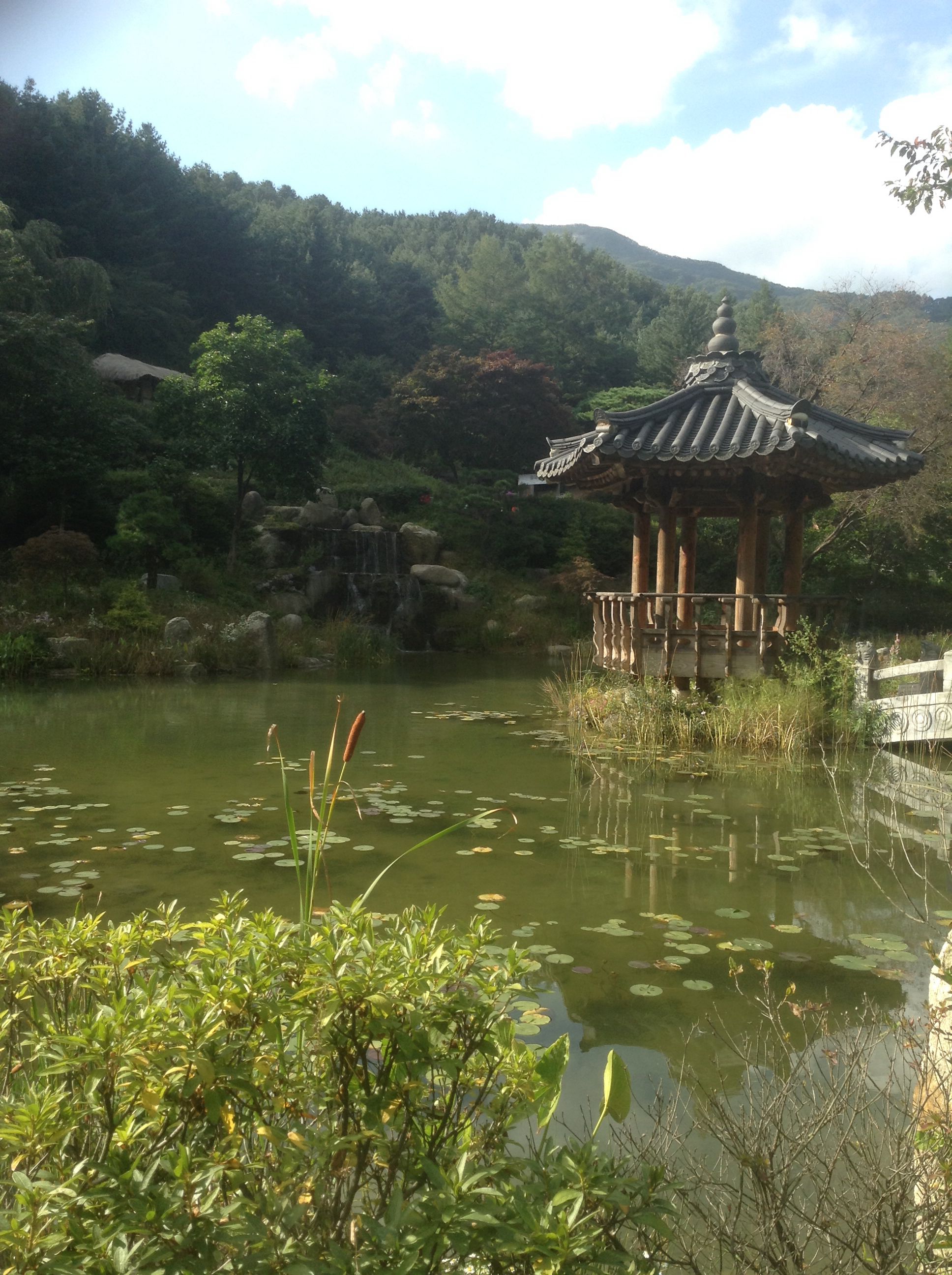 https://mdw-travel-data-us-east-1.s3.amazonaws.com/img/country/South-Korea/Garden-of-the-Garden/img_02.jpg