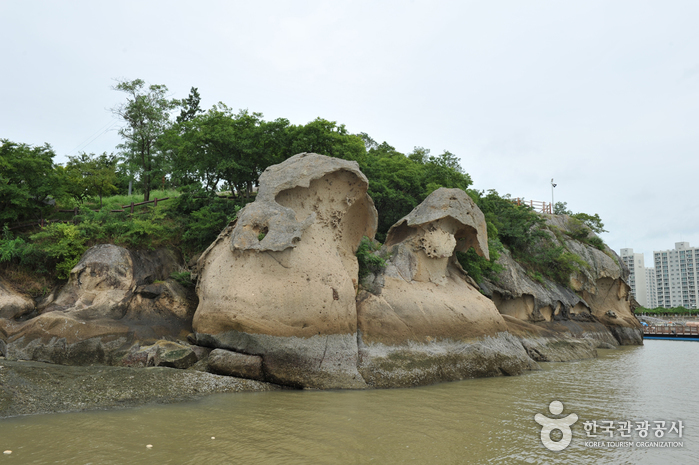 https://mdw-travel-data-us-east-1.s3.amazonaws.com/img/country/South-Korea/Gatbawi-Rock/img_03.jpg