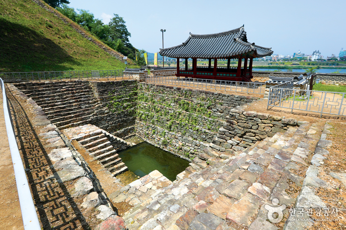 https://mdw-travel-data-us-east-1.s3.amazonaws.com/img/country/South-Korea/Gongsanseong-Fortress/img_02.jpg