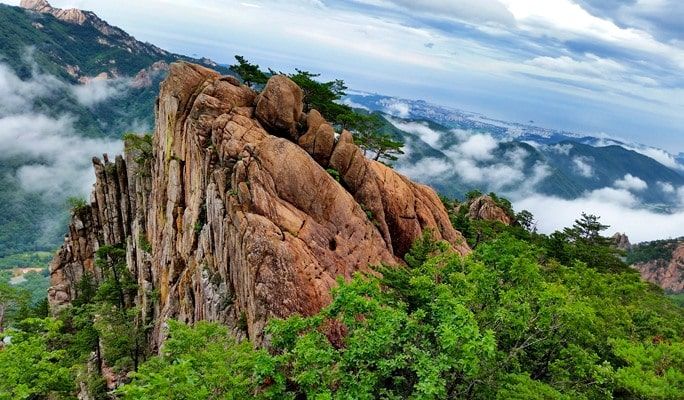 https://mdw-travel-data-us-east-1.s3.amazonaws.com/img/country/South-Korea/Gosan-Park/img_02.jpg