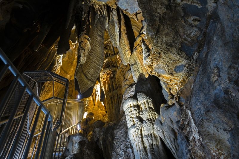 https://mdw-travel-data-us-east-1.s3.amazonaws.com/img/country/South-Korea/Gosu-Cave/img_00.jpg