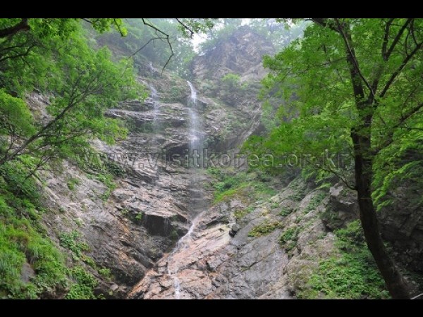 https://mdw-travel-data-us-east-1.s3.amazonaws.com/img/country/South-Korea/Gugok-Falls/img_02.jpg