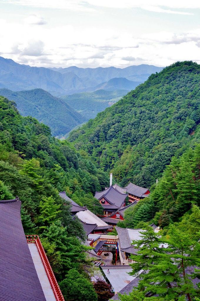https://mdw-travel-data-us-east-1.s3.amazonaws.com/img/country/South-Korea/Guinsa-Temple/img_01.jpg