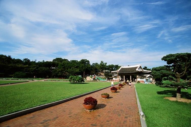 https://mdw-travel-data-us-east-1.s3.amazonaws.com/img/country/South-Korea/Gukchaebosang-Memorial-Park/img_03.jpg