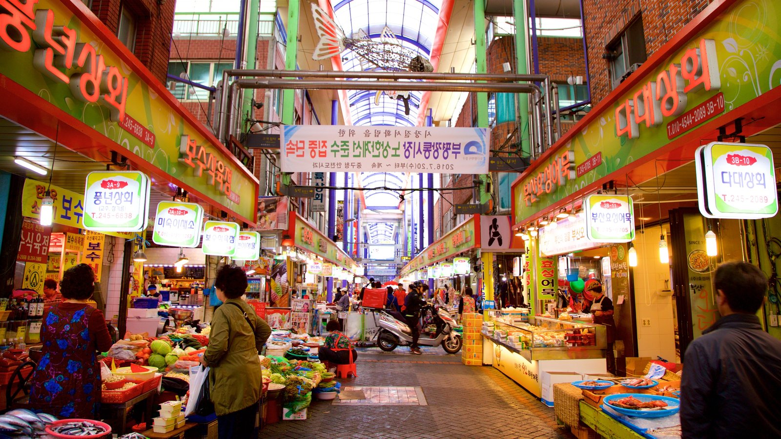 https://mdw-travel-data-us-east-1.s3.amazonaws.com/img/country/South-Korea/Gukje-Market/img_01.jpg