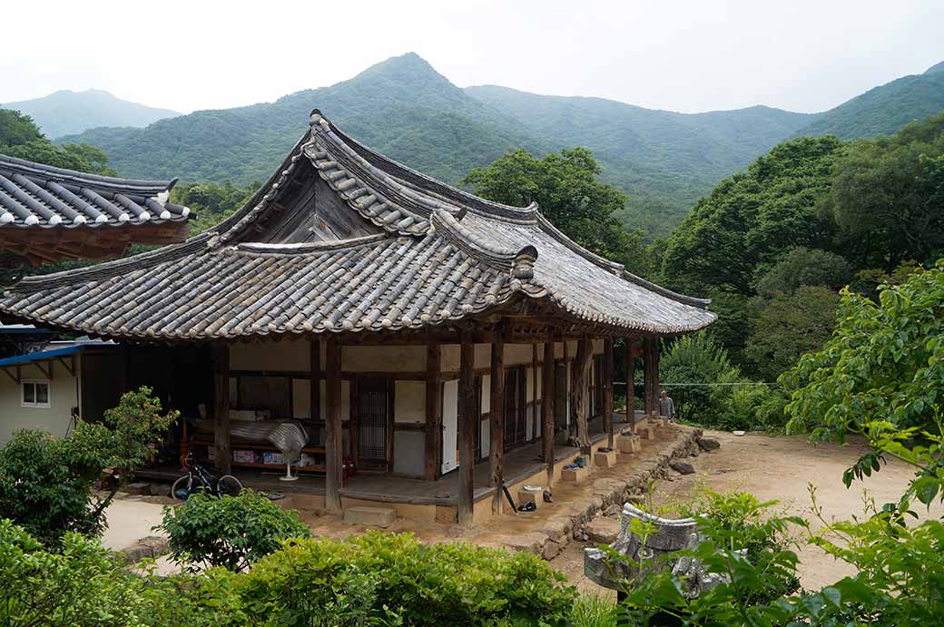 https://mdw-travel-data-us-east-1.s3.amazonaws.com/img/country/South-Korea/Guksa-am-Hermitage/img_05.jpg