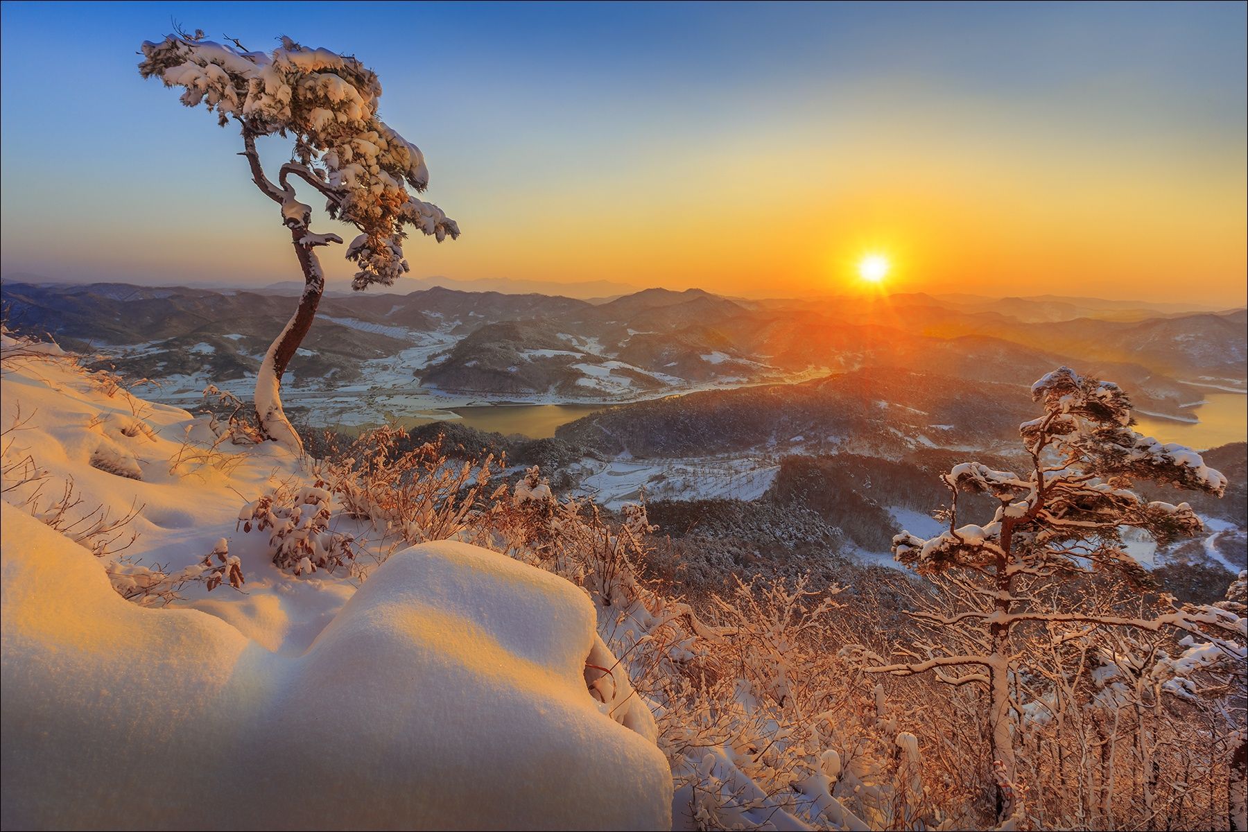 https://mdw-travel-data-us-east-1.s3.amazonaws.com/img/country/South-Korea/Guksabong-Peak/img_00.jpg