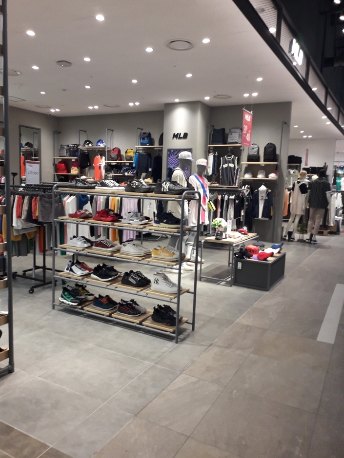 https://mdw-travel-data-us-east-1.s3.amazonaws.com/img/country/South-Korea/Gunsan-Lotte-Outlets/img_02.jpg
