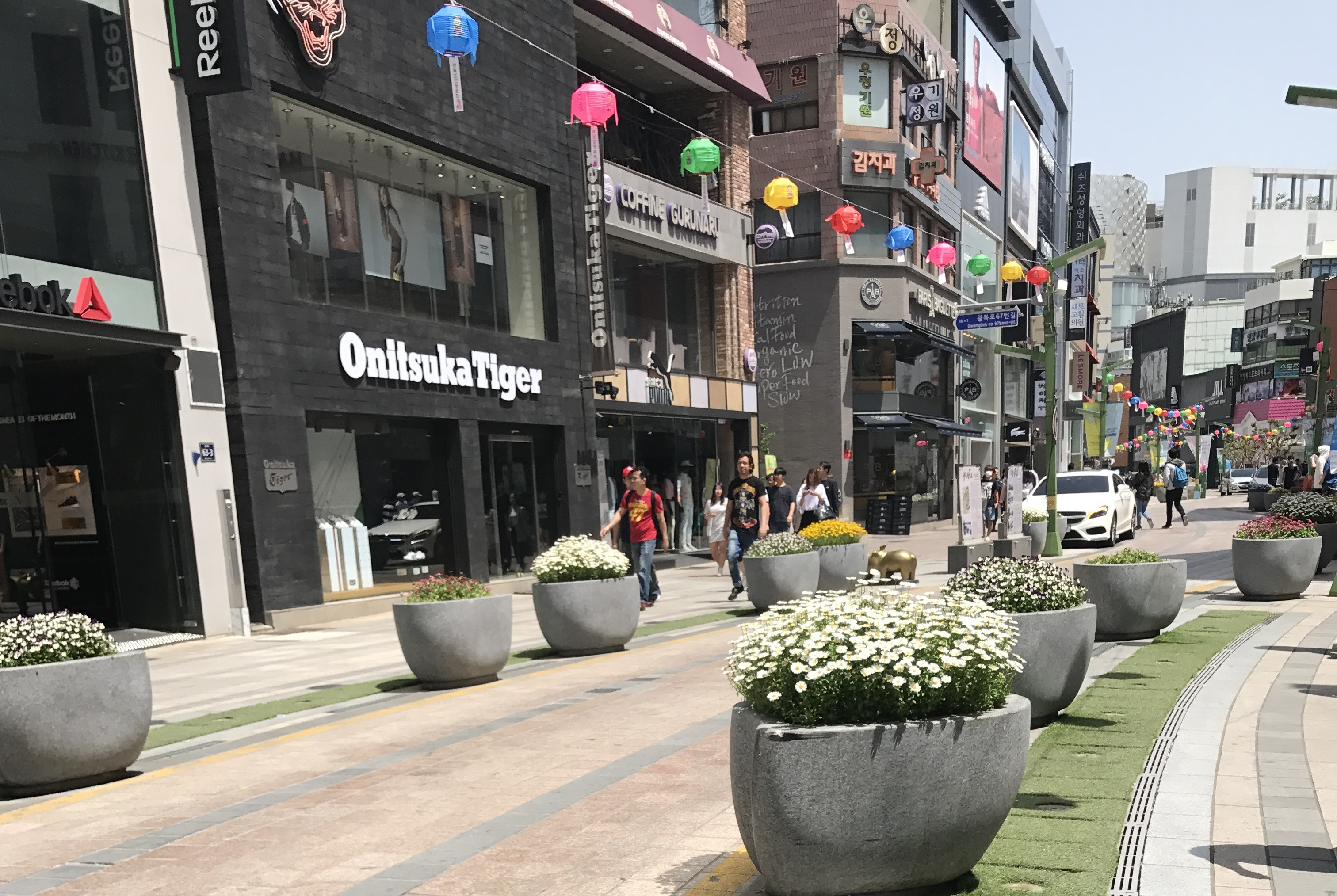 https://mdw-travel-data-us-east-1.s3.amazonaws.com/img/country/South-Korea/Gwangbok-ro-Street/img_03.jpg