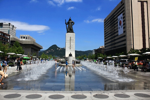 https://mdw-travel-data-us-east-1.s3.amazonaws.com/img/country/South-Korea/Gwanghwamun-Square/img_01.jpg