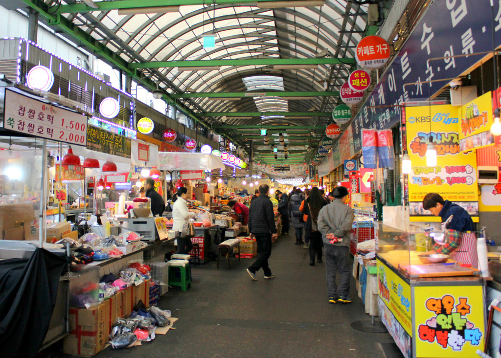 https://mdw-travel-data-us-east-1.s3.amazonaws.com/img/country/South-Korea/Gwangjang-Market/img_01.jpg
