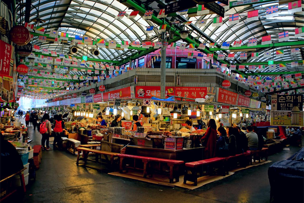 https://mdw-travel-data-us-east-1.s3.amazonaws.com/img/country/South-Korea/Gwangjang-Market/img_02.jpg