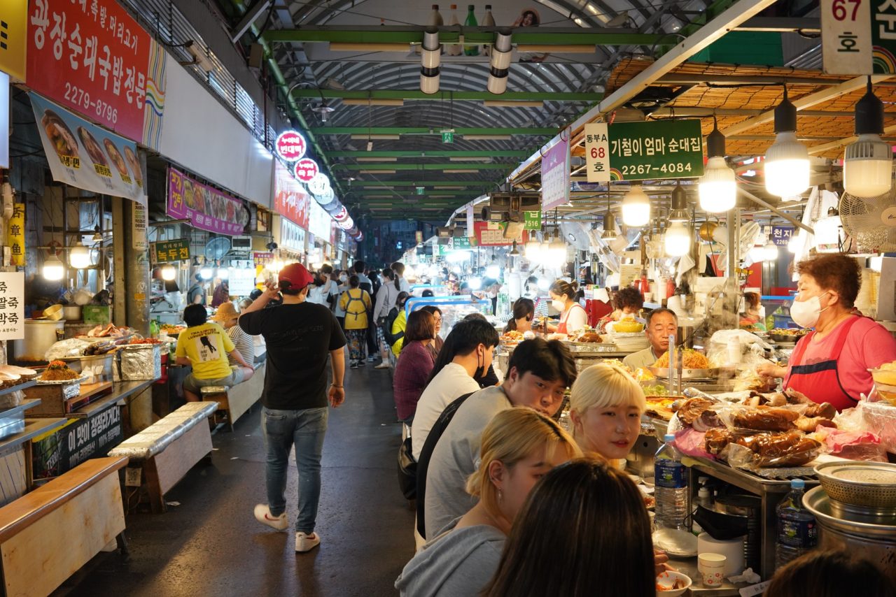https://mdw-travel-data-us-east-1.s3.amazonaws.com/img/country/South-Korea/Gwangjang-Market/img_03.jpg