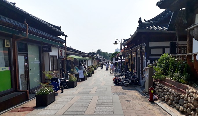 https://mdw-travel-data-us-east-1.s3.amazonaws.com/img/country/South-Korea/Gwangyang-Maehwa-Village/img_01.jpg