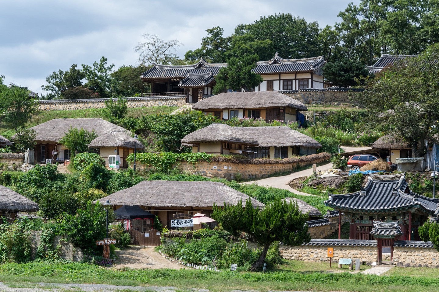 https://mdw-travel-data-us-east-1.s3.amazonaws.com/img/country/South-Korea/Gyeongju-Folk-Craft-Village/img_01.jpg
