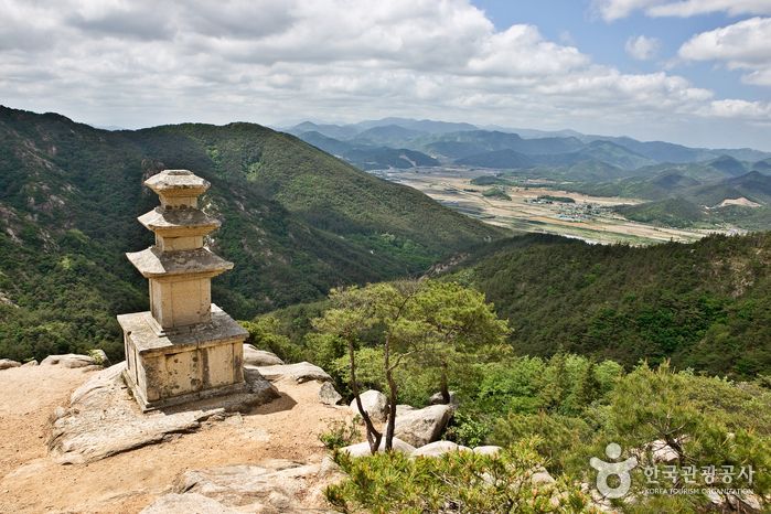 https://mdw-travel-data-us-east-1.s3.amazonaws.com/img/country/South-Korea/Gyeongju-Namsan-Mountain/img_01.jpg